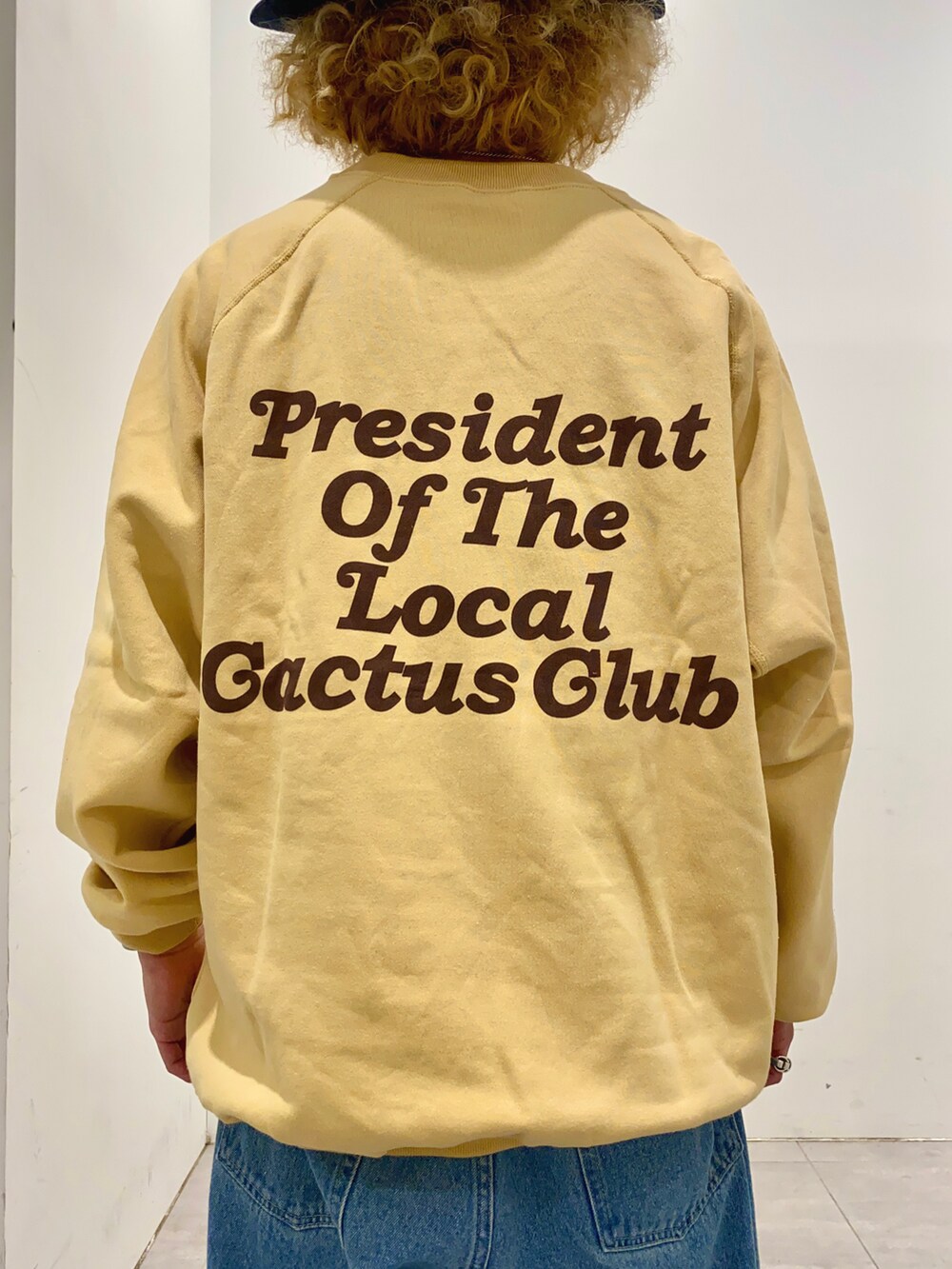 イエロー系のスウェットを着用したメンズの冬コーディネートの3枚目の写真