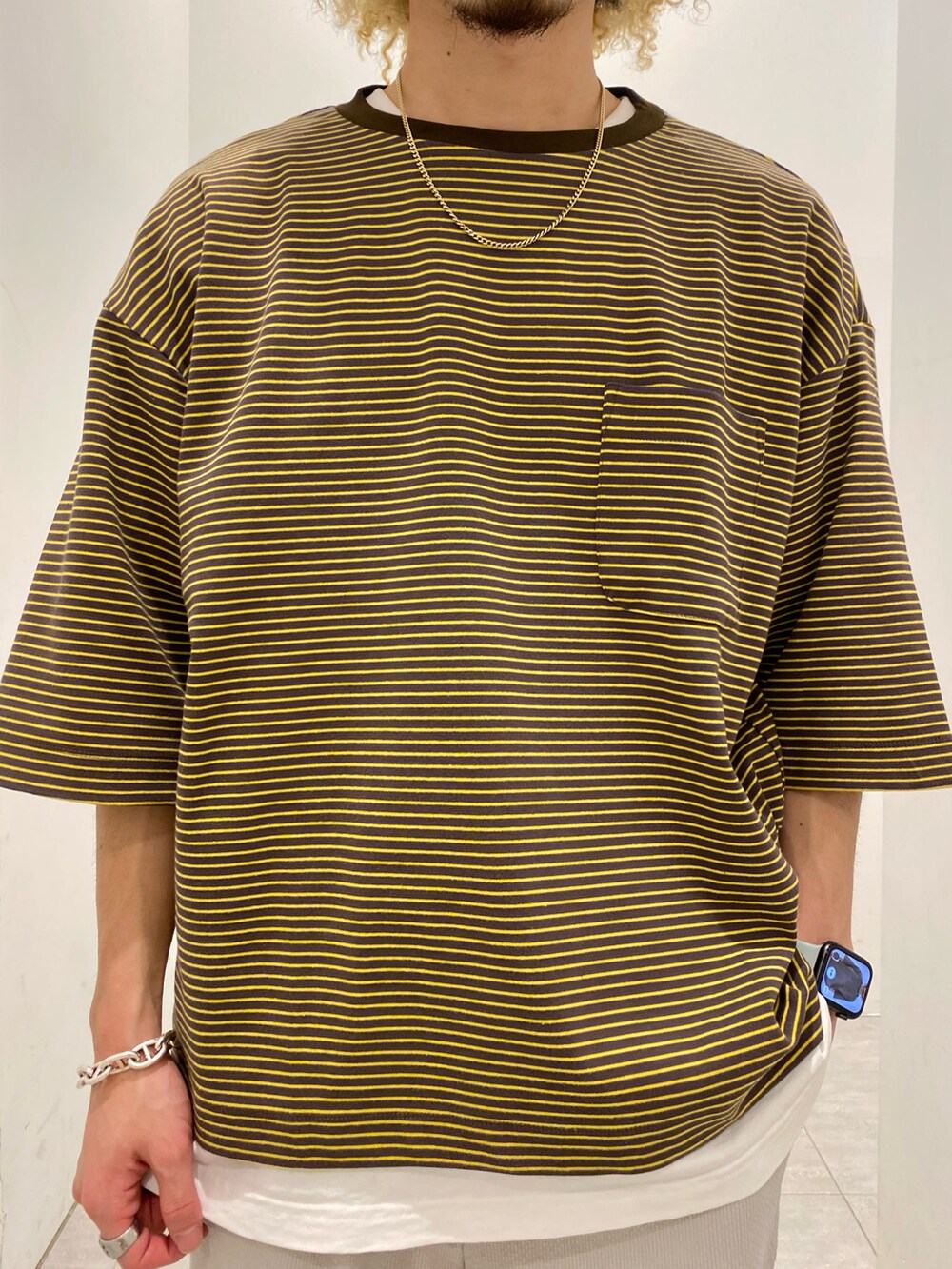 ブラウン系のTシャツ/カットソー、グレー系のパンツを着用したメンズの春コーディネートの4枚目の写真