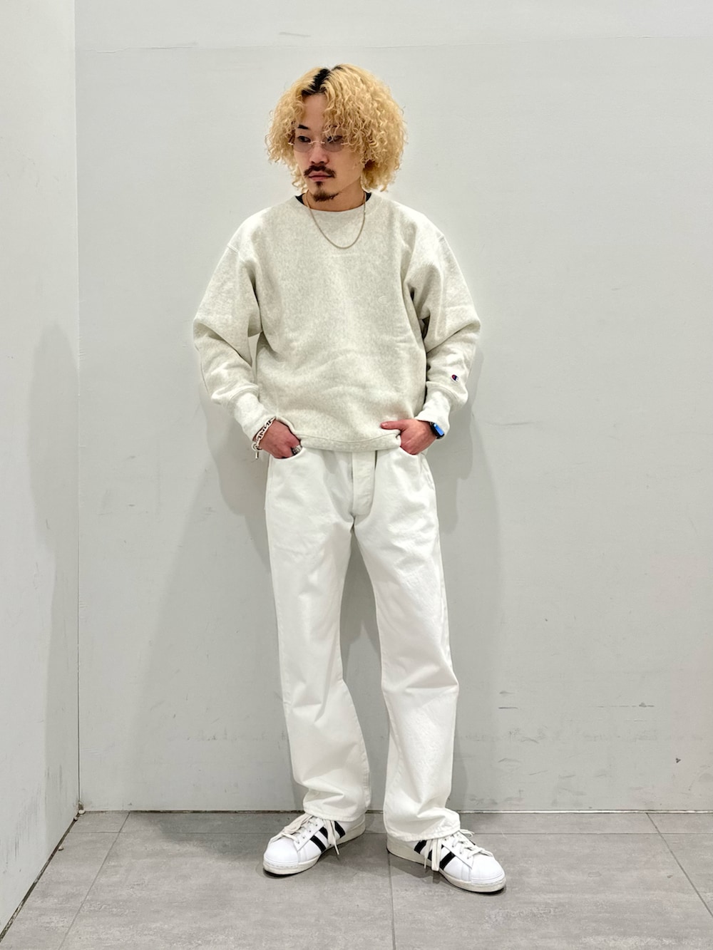 ブルー系のデニムジャケット、ホワイト系のデニムパンツ、ホワイト系のスニーカーを着用したメンズの冬コーディネートの3枚目の写真