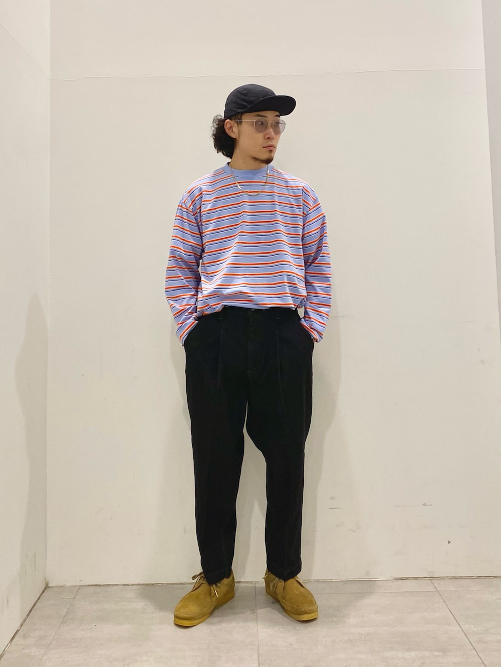 ブラック系のデニムジャケット、ブラック系のデニムパンツ、ブルー系のTシャツ/カットソーを着用したメンズの夏コーディネートの2枚目の写真