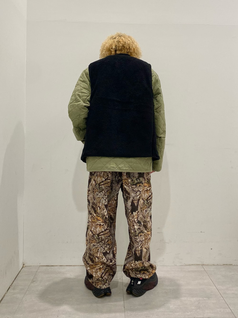 ブラック系のその他アウター、グリーン系のその他アウター、ブラウン系のその他パンツを着用したメンズの秋コーディネートの2枚目の写真