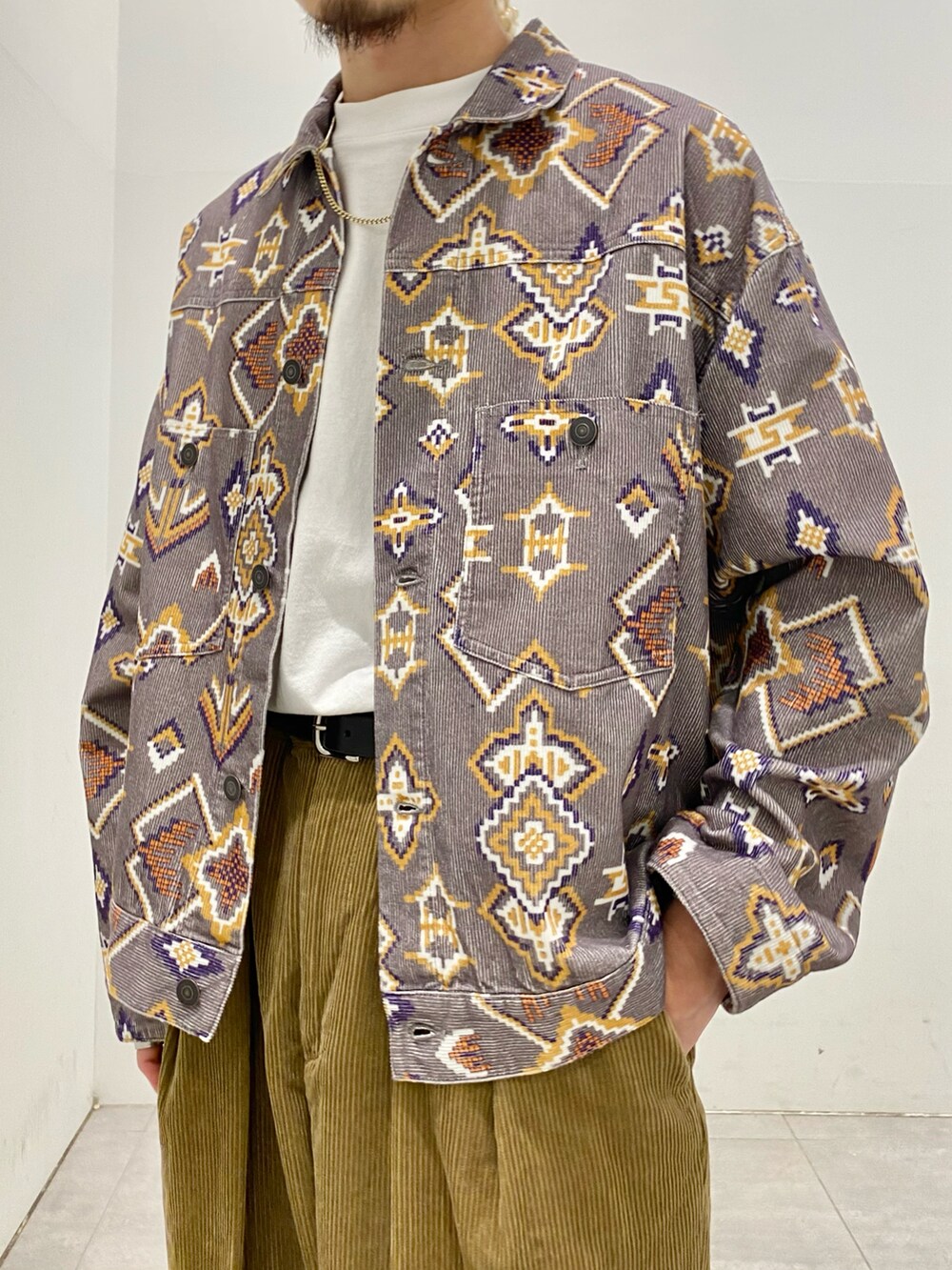 グレー系のその他アウター、イエロー系のスラックスを着用したメンズの秋コーディネートの3枚目の写真