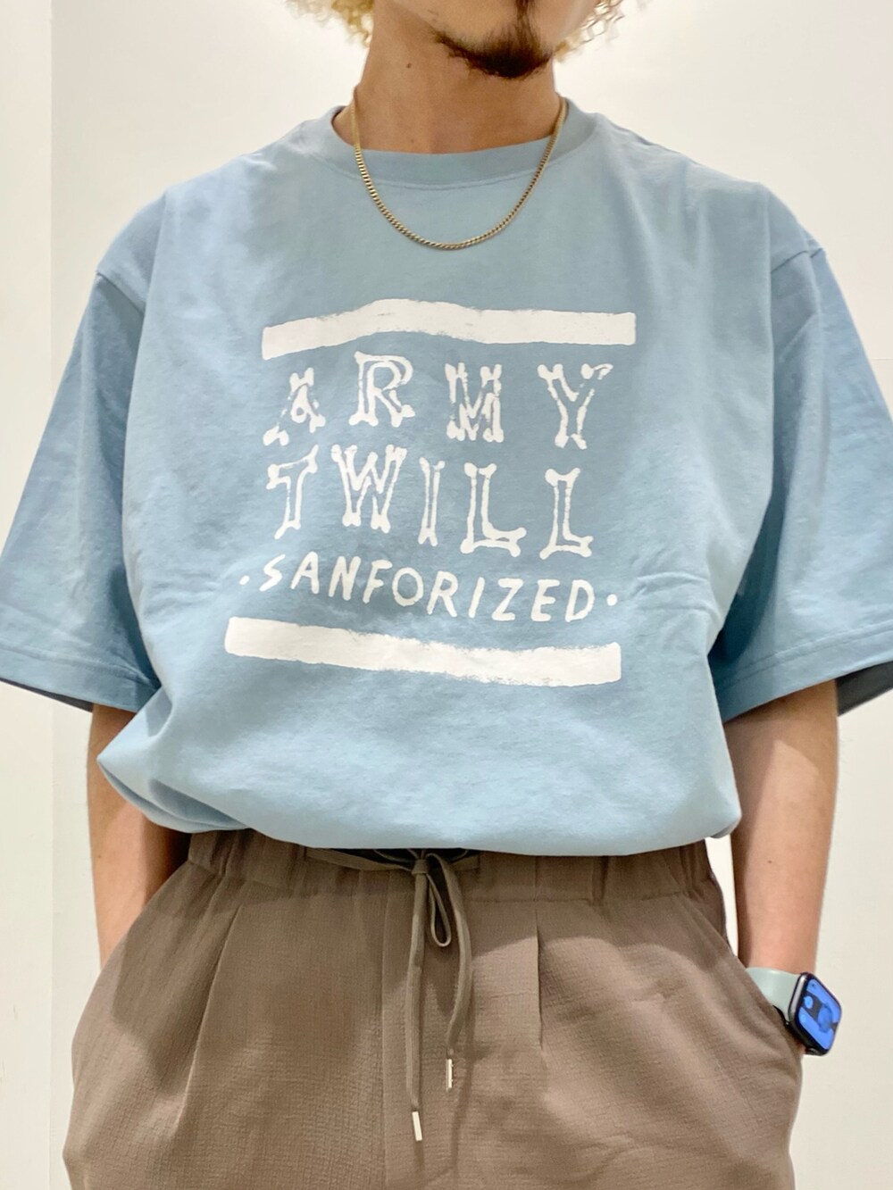 「スラックス、メガネ男子、休日スタイル、ビッグシルエット、シンプルコーデ、シャツスタイル、ベージュ、タックイン、春夏コーデ、夏カラー、ロゴT、夏コーデ、ミリタリー、リネン」｜「ARMY TWILLの【ARMY TWILL / アーミーツイル】別注 ユーティリティシャツ（シャツ/ブラウス、ホワイト系）」を使った、kobaさん（メンズ・170cm）の春コーディネートの3枚目の写真