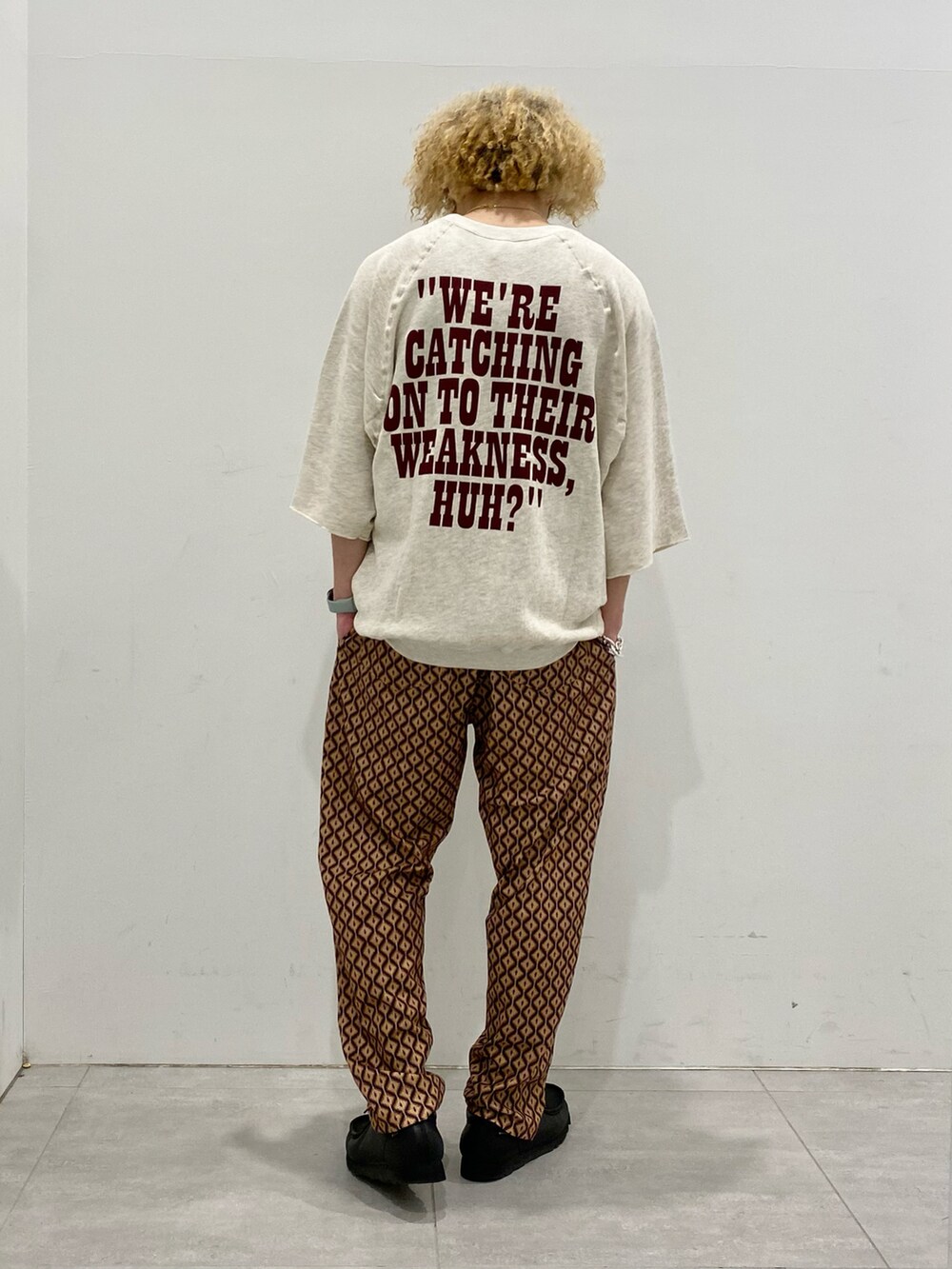 ホワイト系のTシャツ/カットソー、ベージュ系のその他パンツを着用したメンズの春コーディネートの2枚目の写真