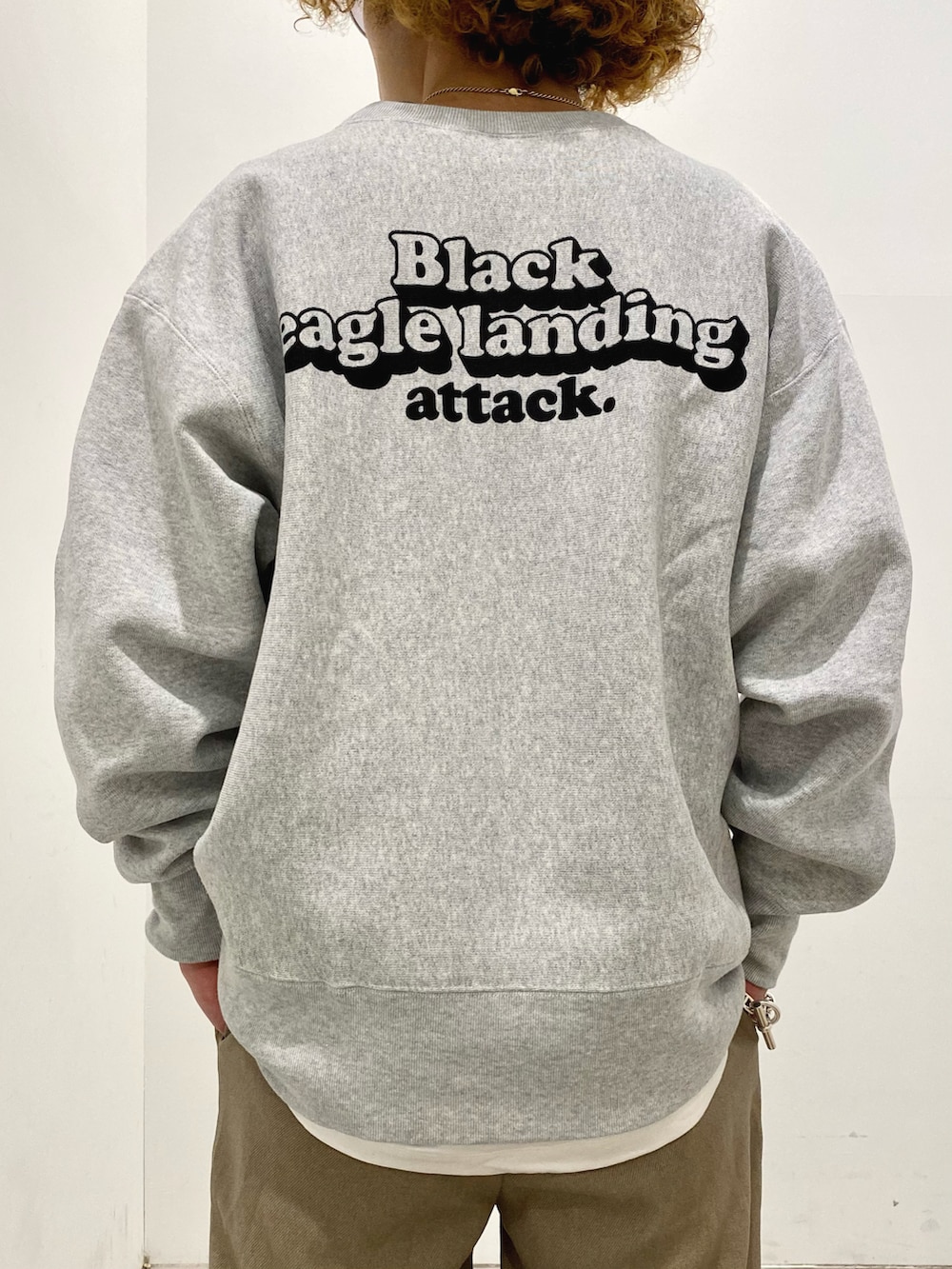 ブラック系のカバーオール、グレー系のスウェット、ベージュ系のスラックスを着用したメンズの秋コーディネートの3枚目の写真