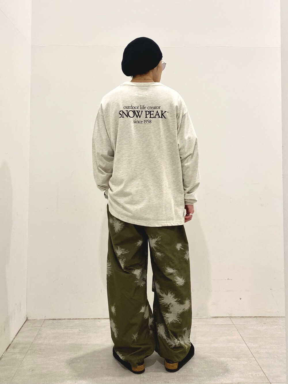 ホワイト系のTシャツ/カットソー、グリーン系のその他パンツを着用したメンズの夏コーディネートの2枚目の写真