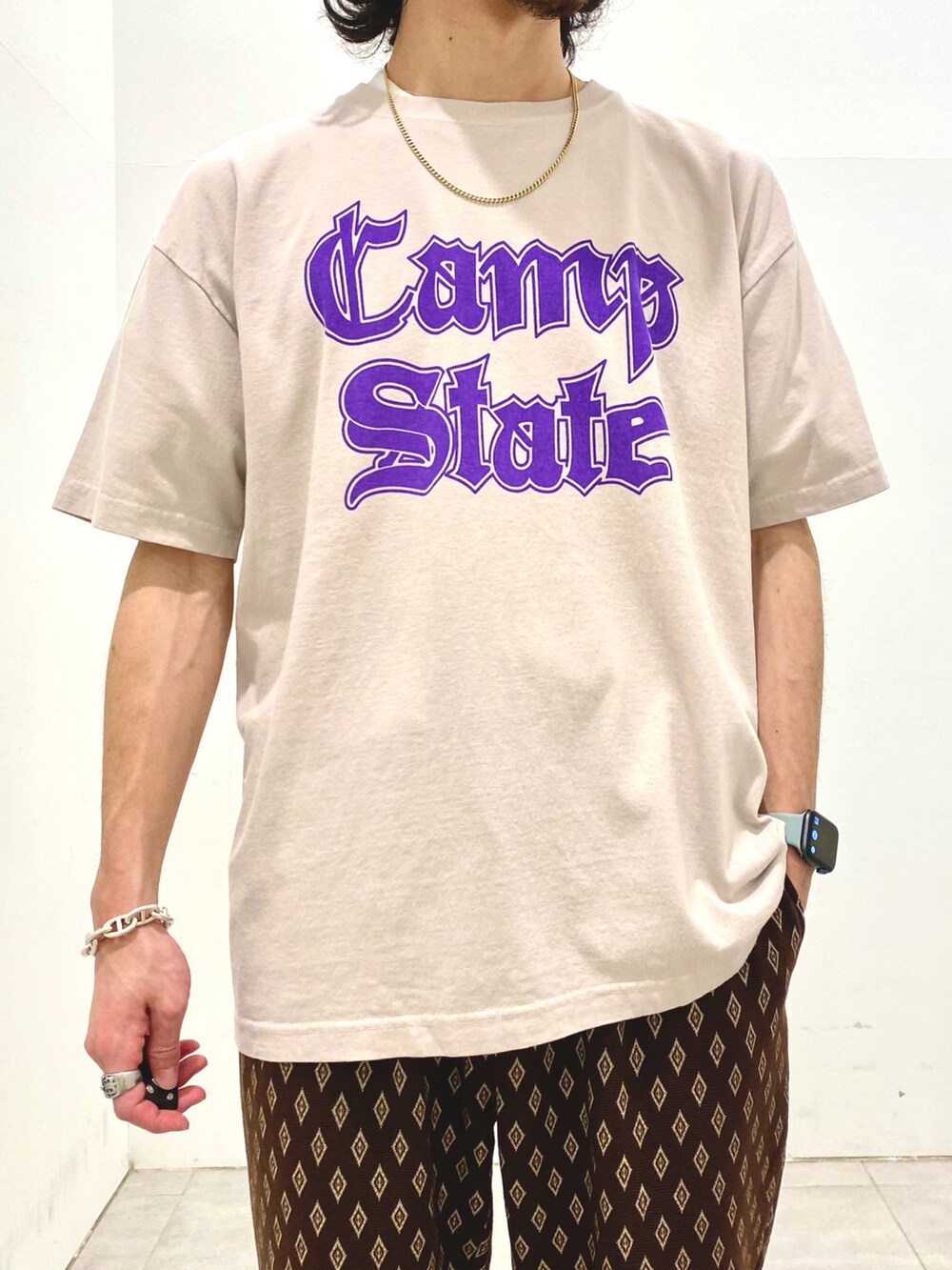 ホワイト系のシャツ/ブラウス、グレー系のTシャツ/カットソー、ブラウン系のその他パンツを着用したメンズの夏コーディネートの2枚目の写真
