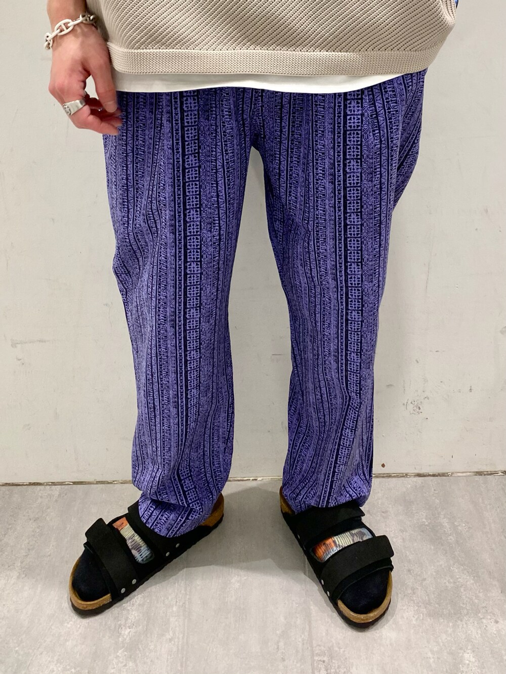 ベージュ系のTシャツ/カットソー、パープル系のその他パンツ、ブラック系のサンダルを着用したメンズの夏コーディネートの4枚目の写真