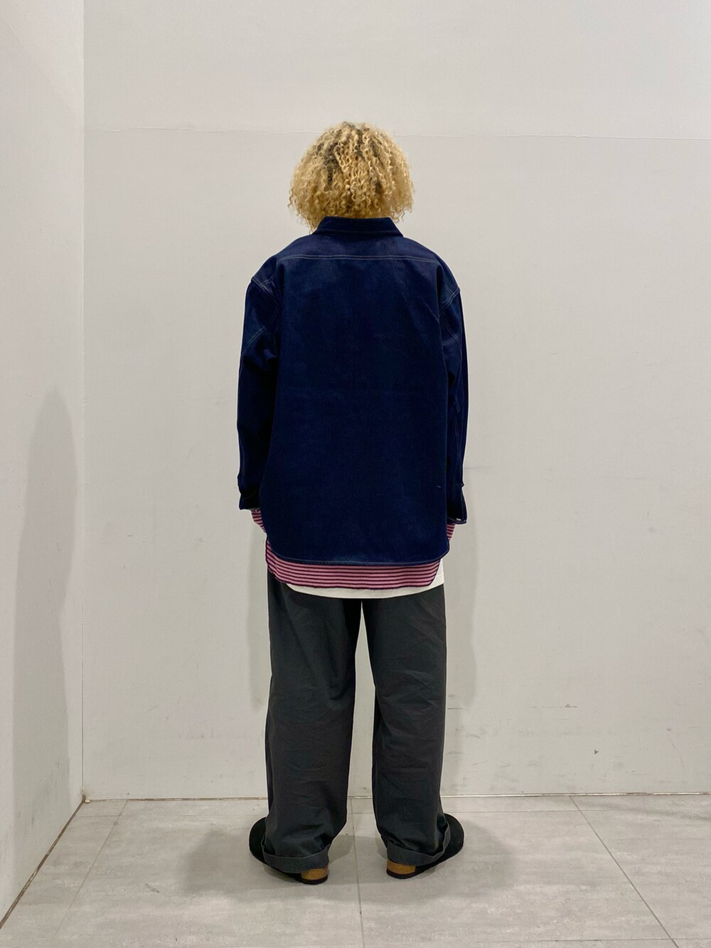 ブルー系のシャツ/ブラウス、ピンク系のTシャツ/カットソーを着用したメンズの秋コーディネートの3枚目の写真