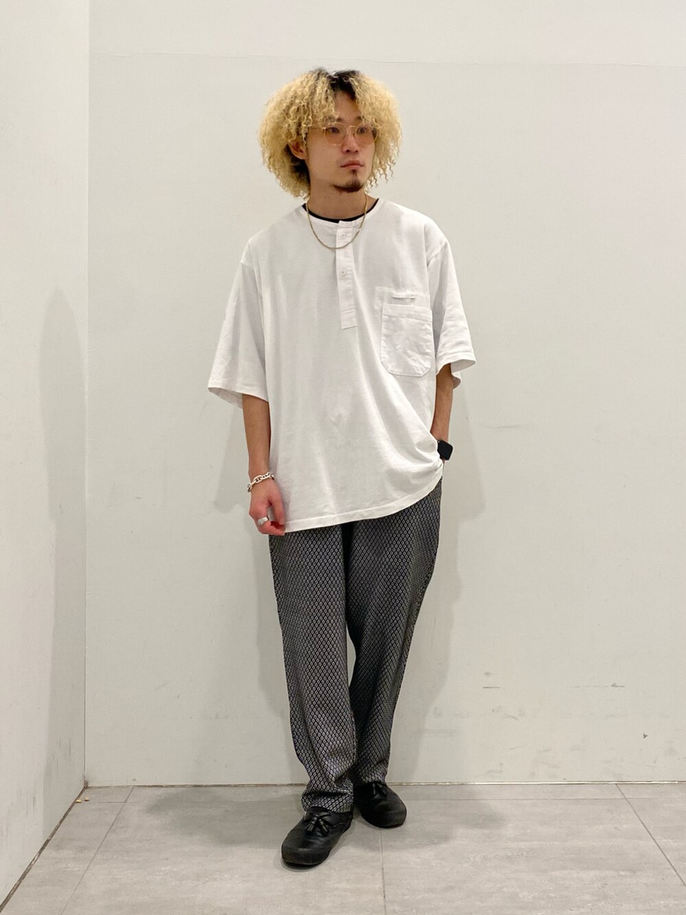 「柄パンツ、シャツスタイル、レイヤード、ビッグシルエット、休日スタイル、スニーカー、きれいめカジュアル、初夏コーデ、夏コーデ、メガネ男子、レイヤードスタイル、シンプルスタイル、シンプルコーデ、モノトーン」｜「JOURNAL STANDARD relumeのリネンブレンド オープンカラーシャツ（シャツ/ブラウス、ブラック系）」を使った、kobaさん（メンズ・170cm）の春コーディネートの4枚目の写真
