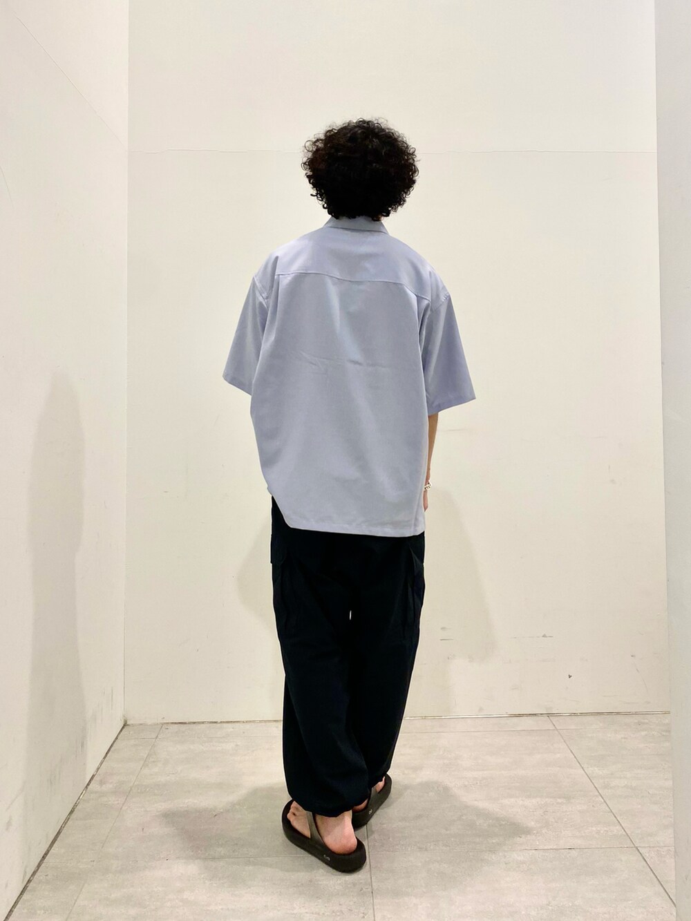 ブルー系のシャツ/ブラウス、ブラック系のカーゴパンツを着用したメンズの夏コーディネートの2枚目の写真