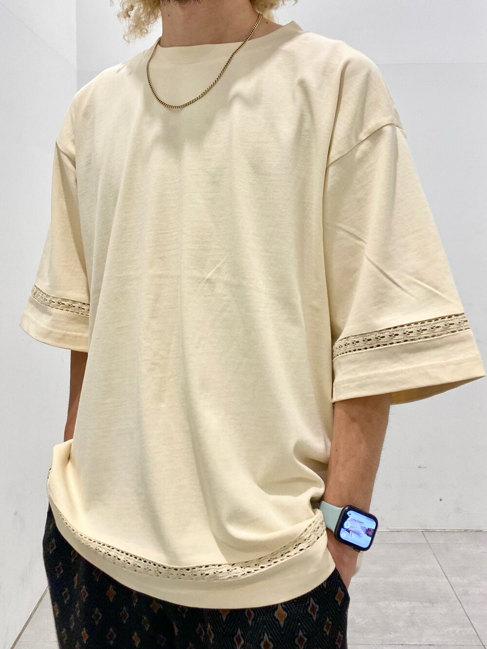 ホワイト系のTシャツ/カットソー、ブラック系のその他パンツを着用したメンズの夏コーディネートの3枚目の写真