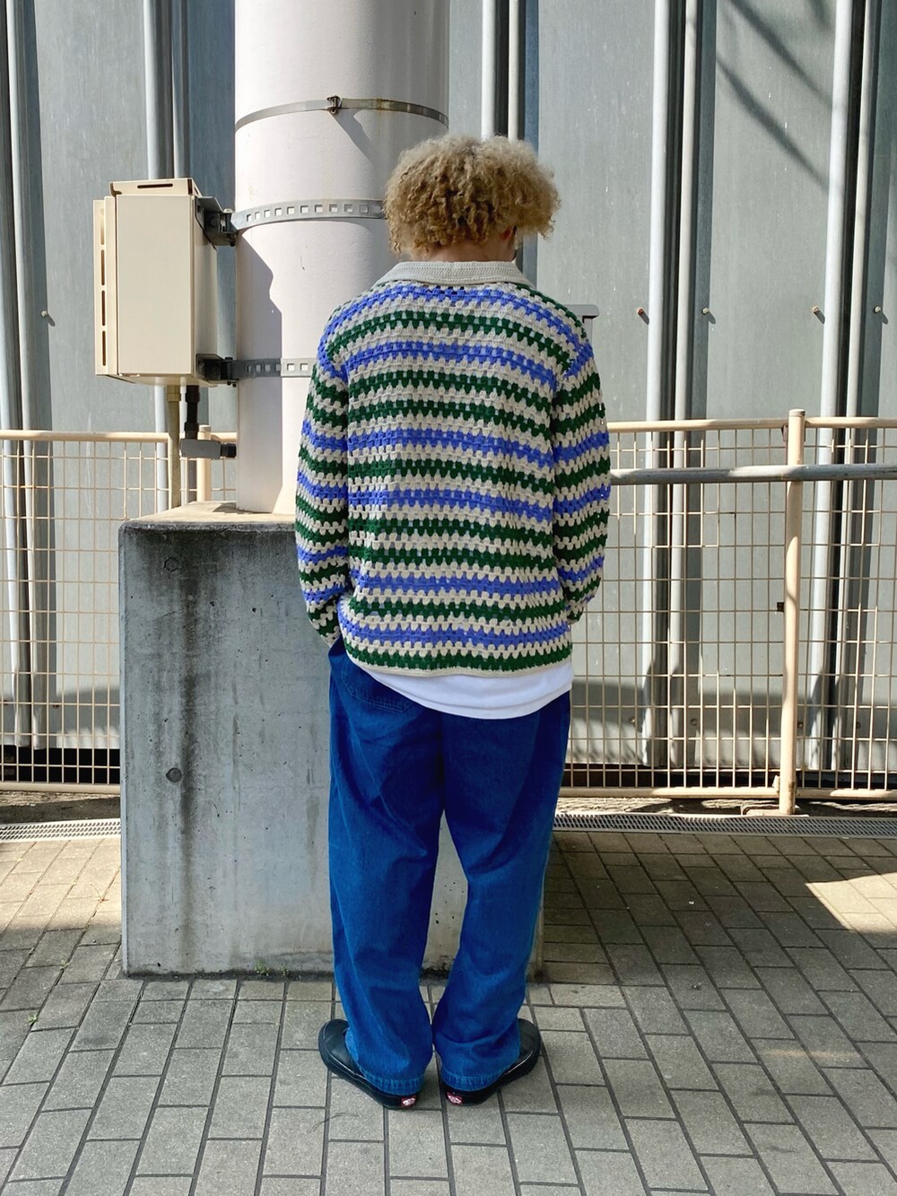 ホワイト系のカーディガン/ボレロ、ブルー系のデニムパンツを着用したメンズの春コーディネートの2枚目の写真