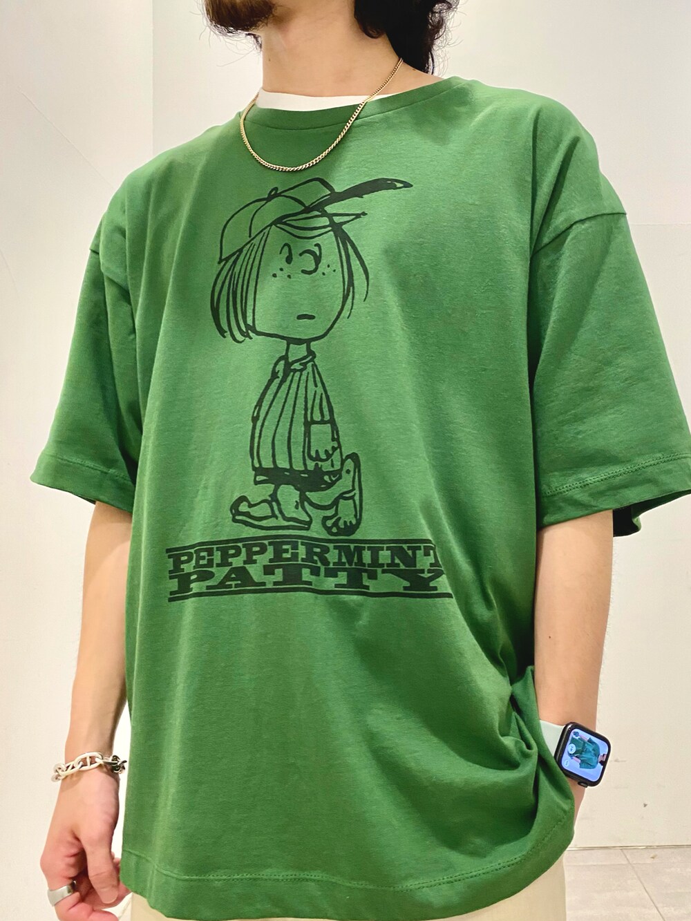 グリーン系のTシャツ/カットソー、ホワイト系のその他パンツを着用したメンズの夏コーディネートの2枚目の写真