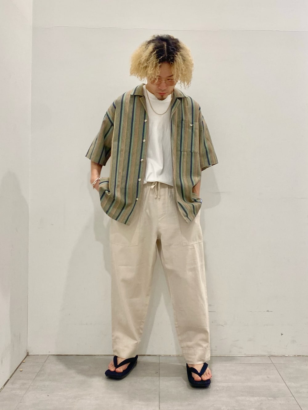 グリーン系のシャツ/ブラウス、ホワイト系のその他パンツを着用したメンズの春コーディネートの3枚目の写真