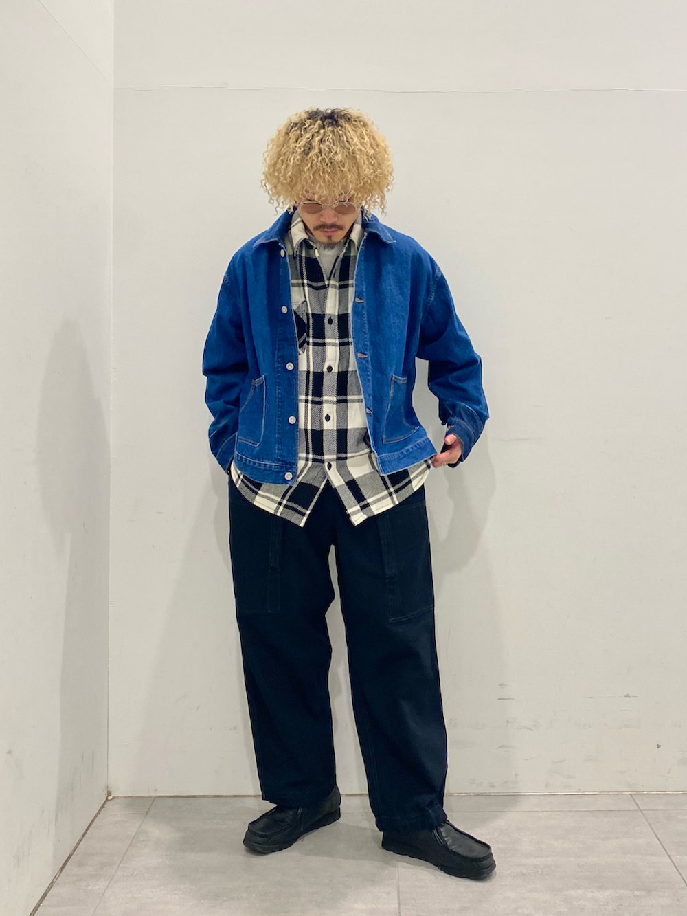 ブルー系のデニムジャケット、ブラック系のシャツ/ブラウス、ブラック系のその他パンツを着用したメンズの秋コーディネートの2枚目の写真