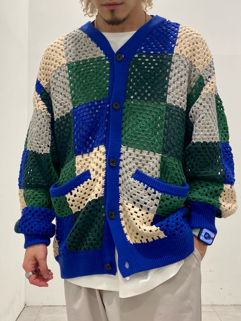 ホワイト系のTシャツ/カットソー、ブルー系のカーディガン/ボレロ、ホワイト系のその他パンツを着用したメンズの夏コーディネートの4枚目の写真