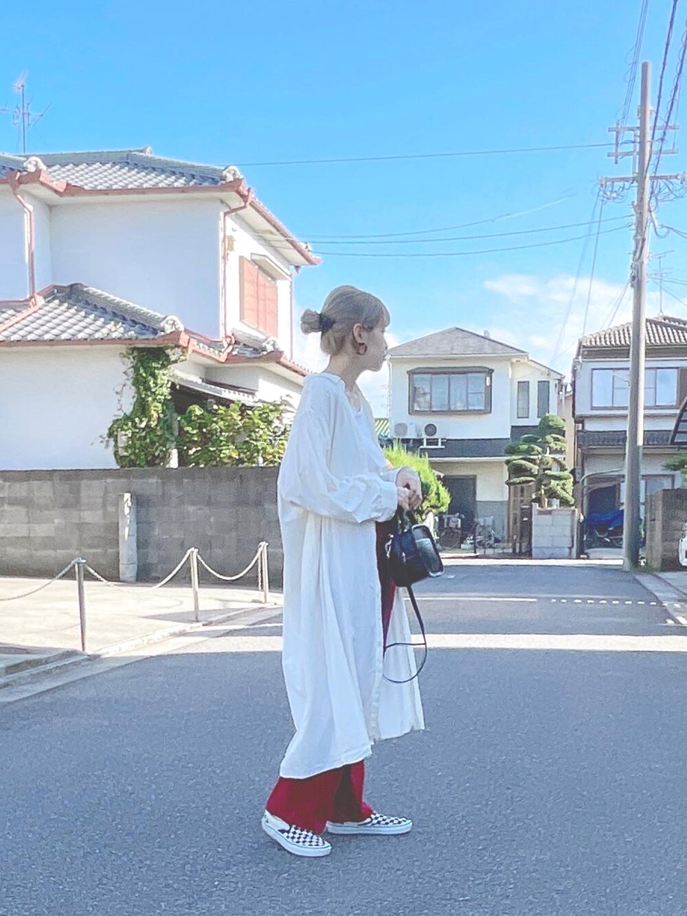 ブラック系のショルダーバッグ、ブラック系のスリッポンを着用したレディースの春コーディネートの2枚目の写真