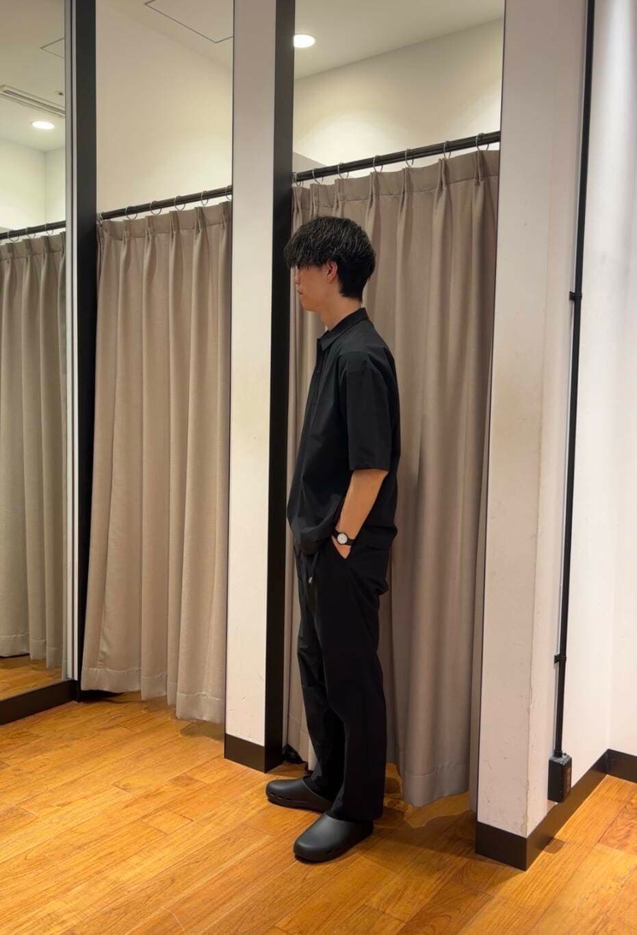 ブラック系のその他パンツ、ブラック系のポロシャツ、ブラック系のサンダルを着用したメンズの春コーディネートの5枚目の写真