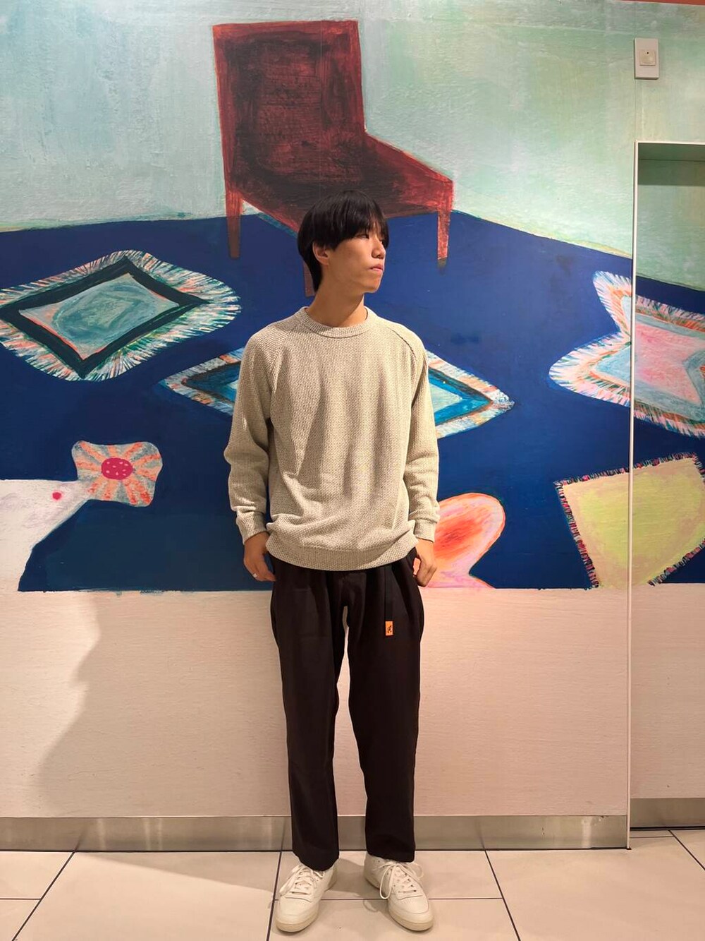 ブラウン系のその他パンツ、ベージュ系のTシャツ/カットソー、ホワイト系のスニーカーを着用したメンズの秋コーディネートの3枚目の写真