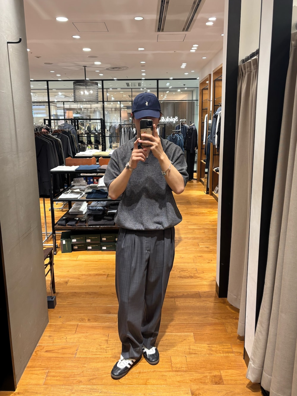 グレー系のニット/セーター、グレー系のその他パンツ、ブルー系のキャップを着用したメンズの春コーディネートの4枚目の写真