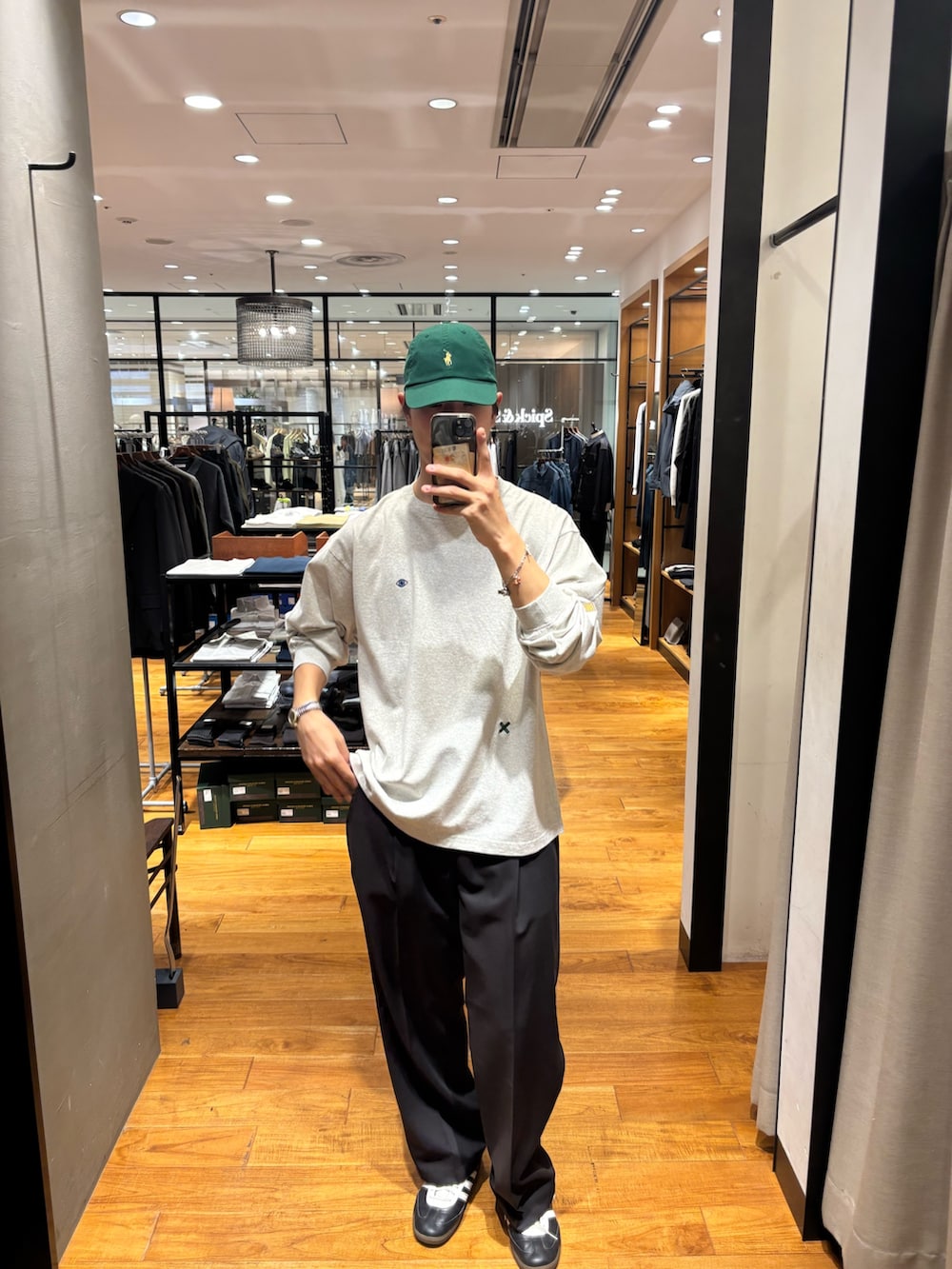 ベージュ系のTシャツ/カットソー、ブラック系のその他パンツ、ブラック系のスニーカーを着用したメンズの春コーディネートの2枚目の写真