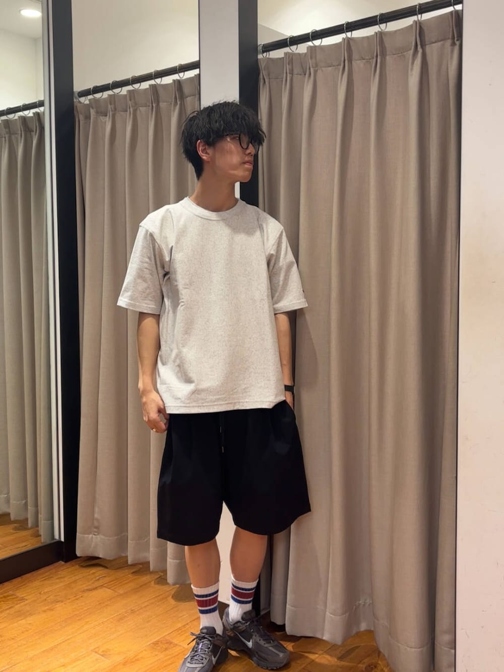 「休日コーデ、ショーツ、休日スタイル、大学生、20代、通学コーデ、大学生コーデ、細身、旅行コーデ、骨格ウェーブ、サマーショーツ、テーマパークコーデ、外遊びコーデ、ウェーブ×高身長」｜「URBAN RESEARCHのSHADE TECH SHORT PANTS（その他パンツ、ブルー系）」を使った、ハルさん（メンズ・183cm）の春コーディネートの4枚目の写真