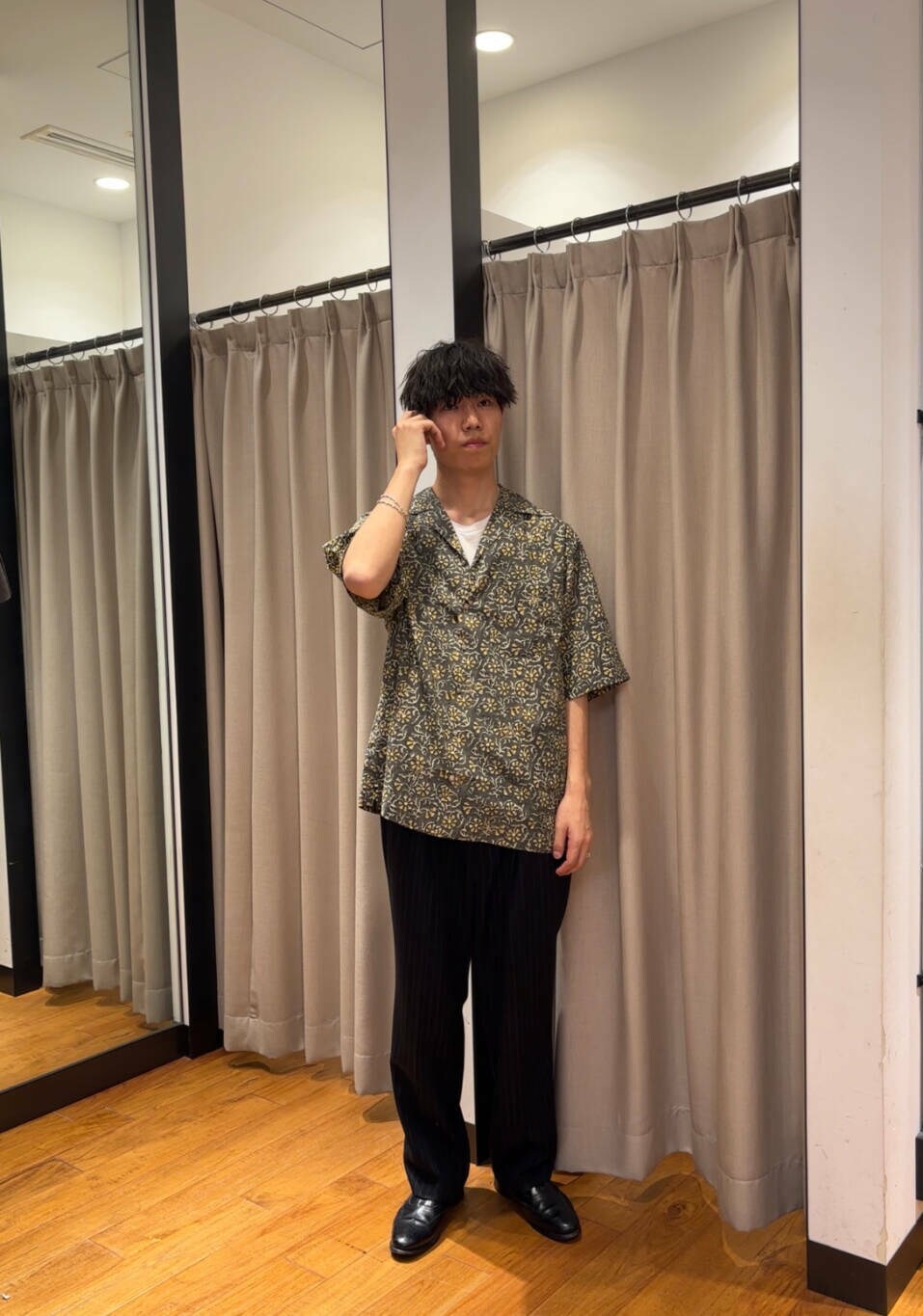 「柄シャツ、オープンカラー、休日コーデ、大学生、20代、通学コーデ、大学生コーデ、細身、旅行コーデ、骨格ウェーブ、暑い、一枚でもオシャレ、即戦力シャツコーデ、外遊びコーデ、ウェーブ×高身長」｜「PHILIPPE AUDIBERTのPHILIPPE AUDIBERT　Kenton necklace（ネックレス、シルバー系）」を使った、ハルさん（メンズ・183cm）の春コーディネートの6枚目の写真