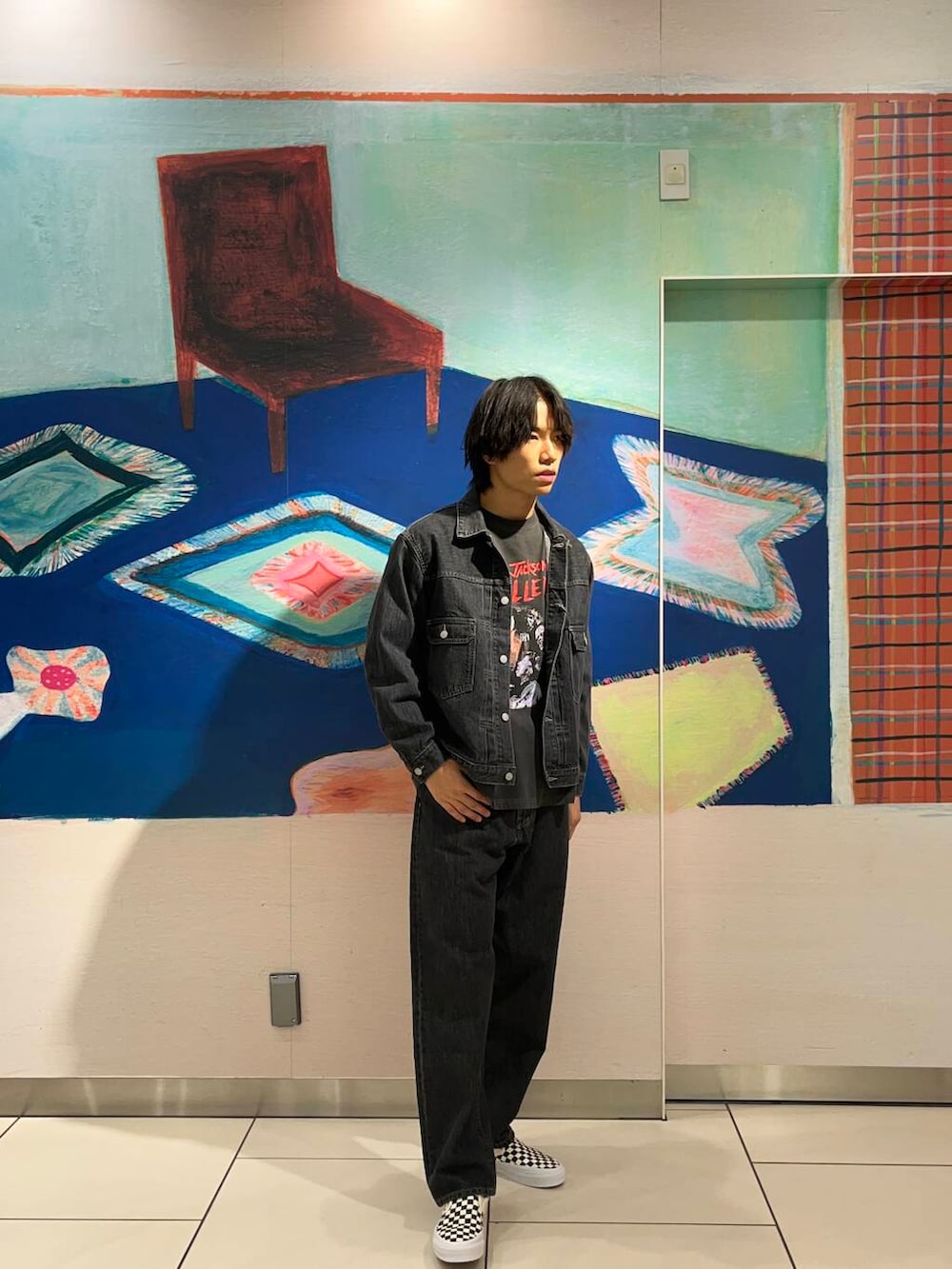 ブラック系のスニーカー、ブラック系のデニムパンツ、ブラック系のデニムジャケットを着用したメンズの夏コーディネートの2枚目の写真