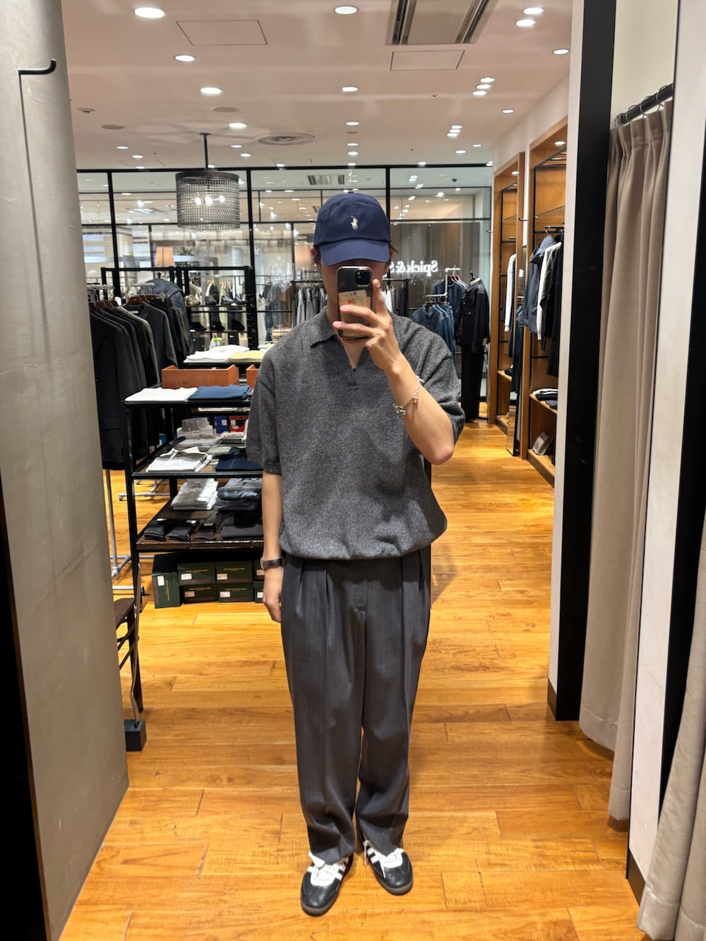 グレー系のニット/セーター、グレー系のその他パンツ、ブルー系のキャップを着用したメンズの春コーディネートの2枚目の写真