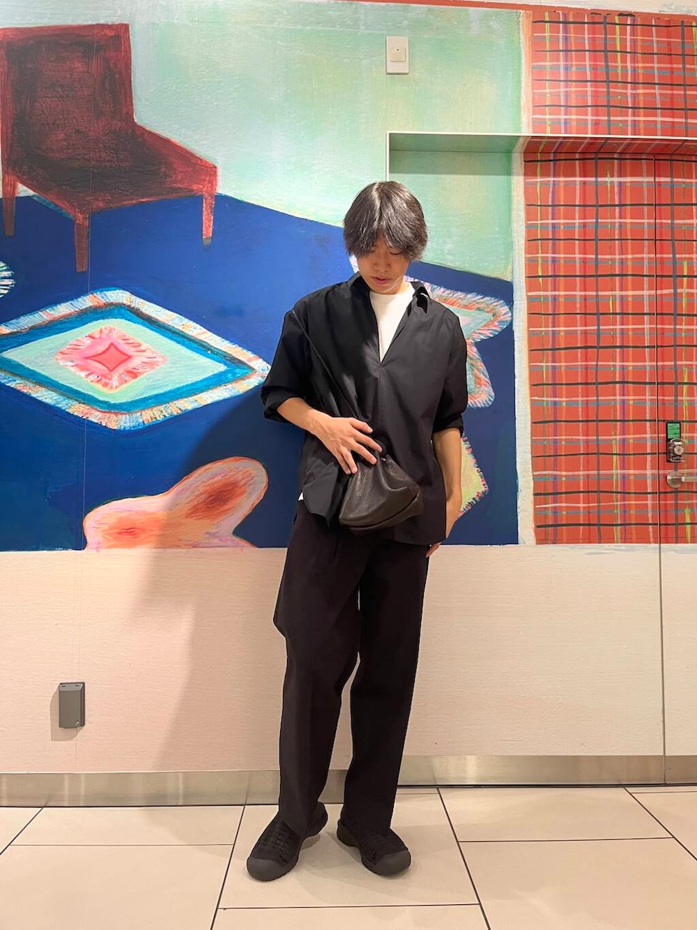 ブラック系のシャツ/ブラウス、ホワイト系のTシャツ/カットソー、ブラック系のその他パンツを着用したメンズの夏コーディネートの3枚目の写真