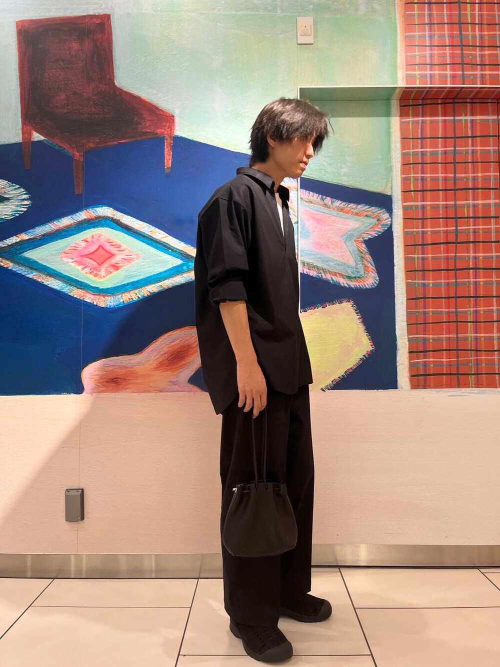 ブラック系のシャツ/ブラウス、ホワイト系のTシャツ/カットソー、ブラック系のその他パンツを着用したメンズの夏コーディネートの2枚目の写真