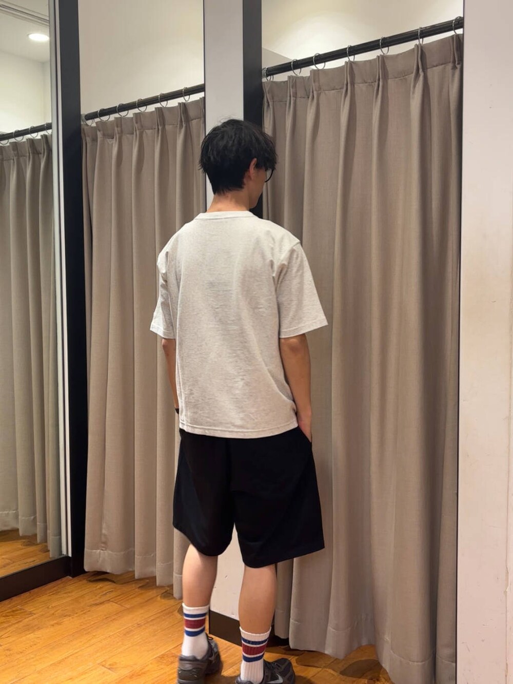 「休日コーデ、ショーツ、休日スタイル、大学生、20代、通学コーデ、大学生コーデ、細身、旅行コーデ、骨格ウェーブ、サマーショーツ、テーマパークコーデ、外遊びコーデ、ウェーブ×高身長」｜「URBAN RESEARCHのSHADE TECH SHORT PANTS（その他パンツ、ブルー系）」を使った、ハルさん（メンズ・183cm）の春コーディネートの8枚目の写真
