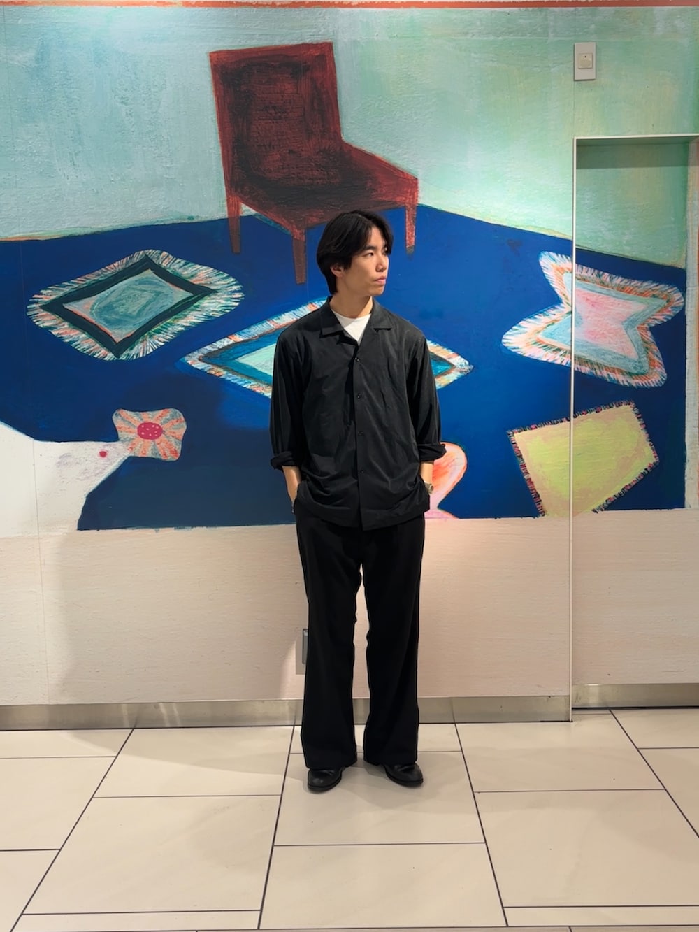 ブラック系のシャツ/ブラウス、ブラック系のその他パンツを着用したメンズの春コーディネートの2枚目の写真