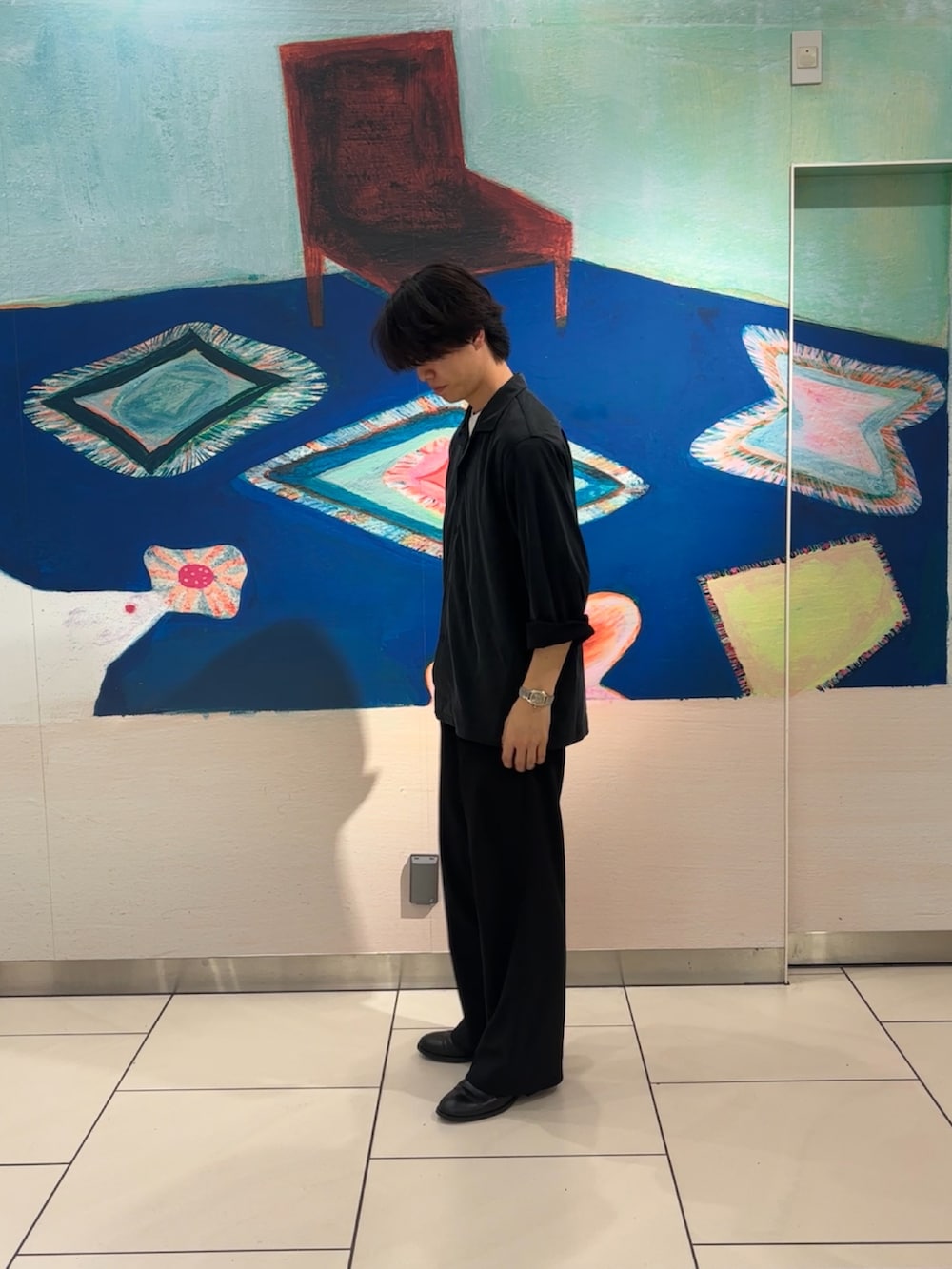 ブラック系のシャツ/ブラウス、ブラック系のその他パンツを着用したメンズの春コーディネートの4枚目の写真