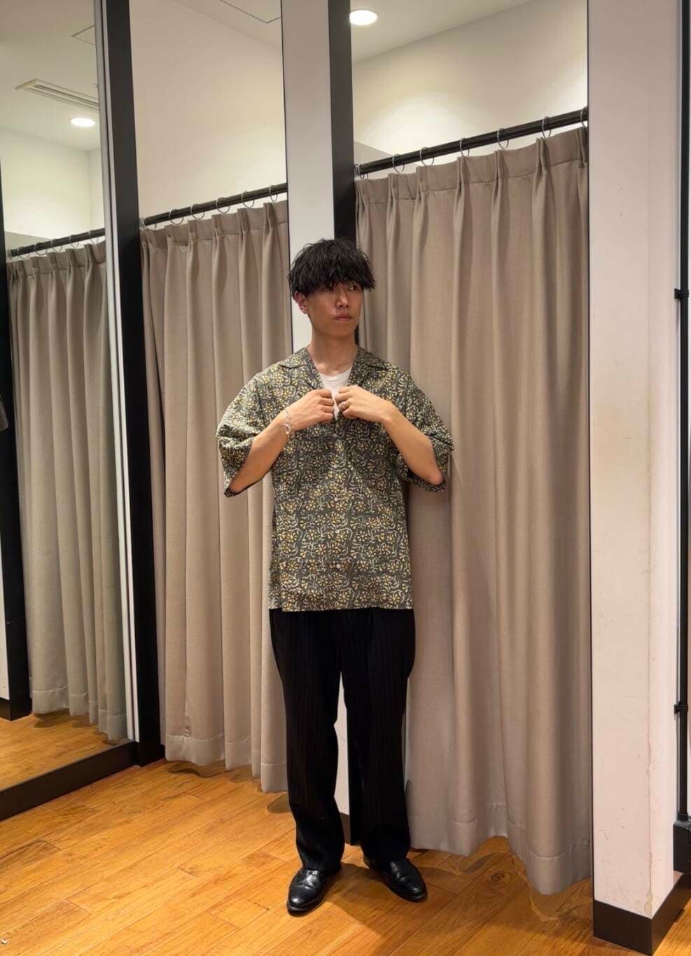「柄シャツ、オープンカラー、休日コーデ、大学生、20代、通学コーデ、大学生コーデ、細身、旅行コーデ、骨格ウェーブ、暑い、一枚でもオシャレ、即戦力シャツコーデ、外遊びコーデ、ウェーブ×高身長」｜「PHILIPPE AUDIBERTのPHILIPPE AUDIBERT　Kenton necklace（ネックレス、シルバー系）」を使った、ハルさん（メンズ・183cm）の春コーディネートの5枚目の写真