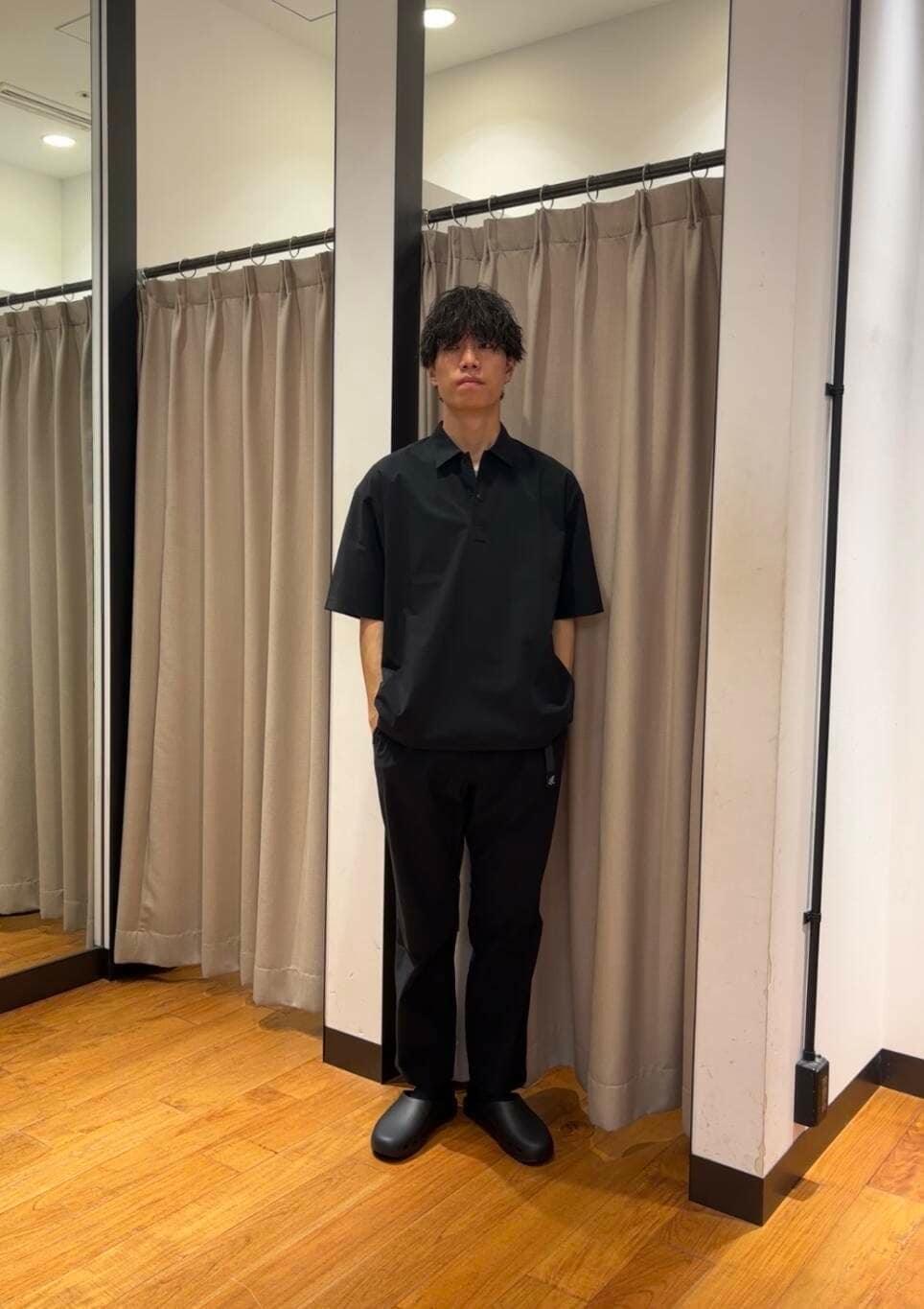 ブラック系のその他パンツ、ブラック系のポロシャツ、ブラック系のサンダルを着用したメンズの春コーディネートの3枚目の写真