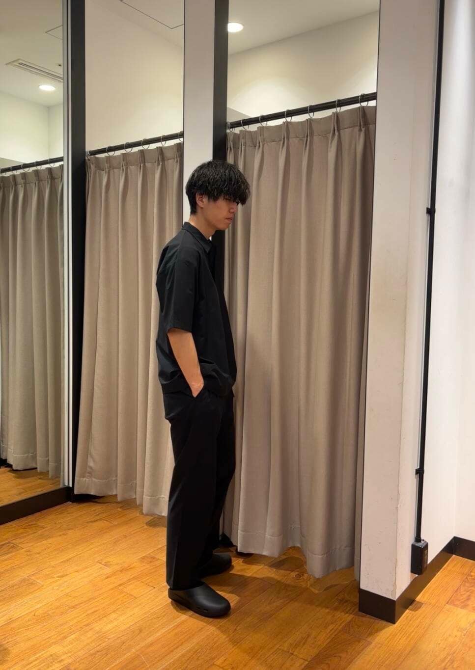 ブラック系のその他パンツ、ブラック系のポロシャツ、ブラック系のサンダルを着用したメンズの春コーディネートの7枚目の写真