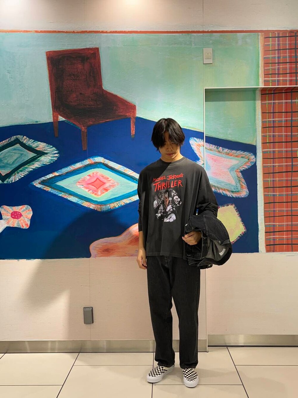 ブラック系のスニーカー、ブラック系のデニムパンツ、ブラック系のデニムジャケットを着用したメンズの夏コーディネートの4枚目の写真