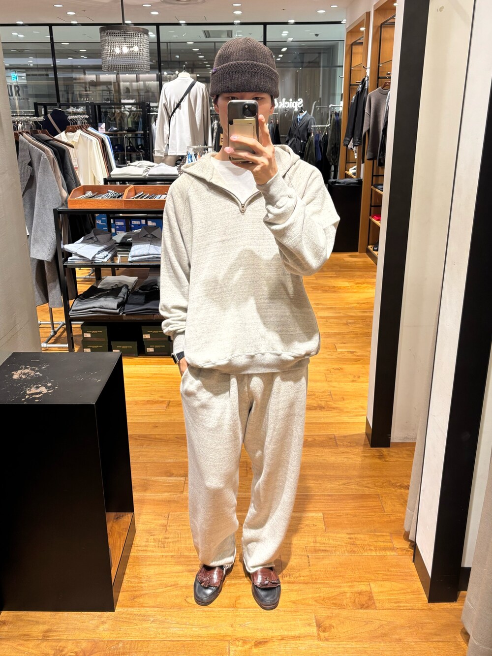 グレー系のパーカー、グレー系のその他パンツ、ブラウン系のニットキャップ/ビーニーを着用したメンズの秋コーディネートの3枚目の写真