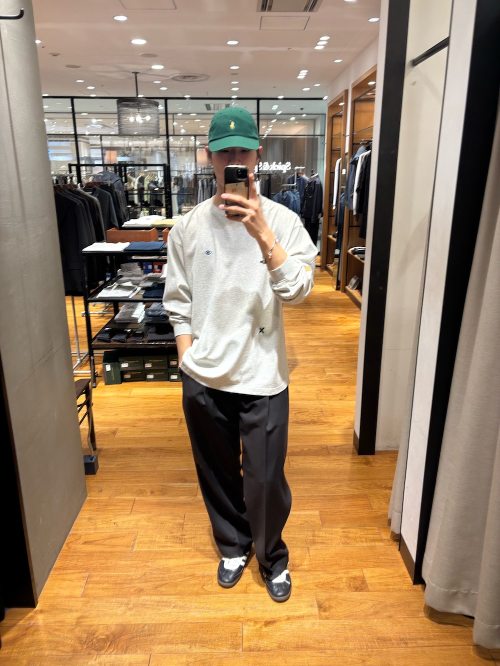 ベージュ系のTシャツ/カットソー、ブラック系のその他パンツ、ブラック系のスニーカーを着用したメンズの春コーディネートの3枚目の写真