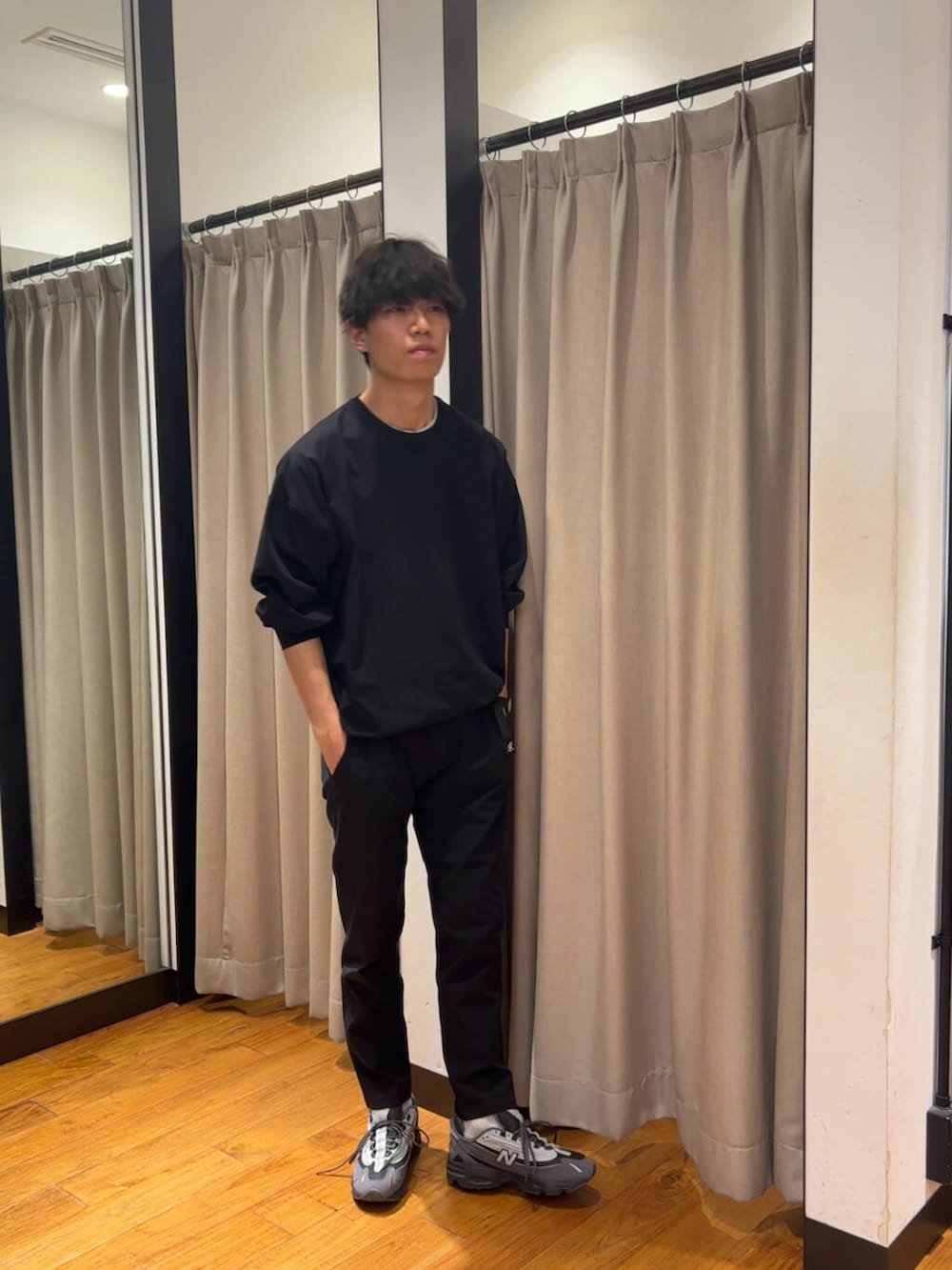 ブラック系のその他パンツ、グレー系のスニーカー、ブルー系のTシャツ/カットソーを着用したメンズの春コーディネートの6枚目の写真