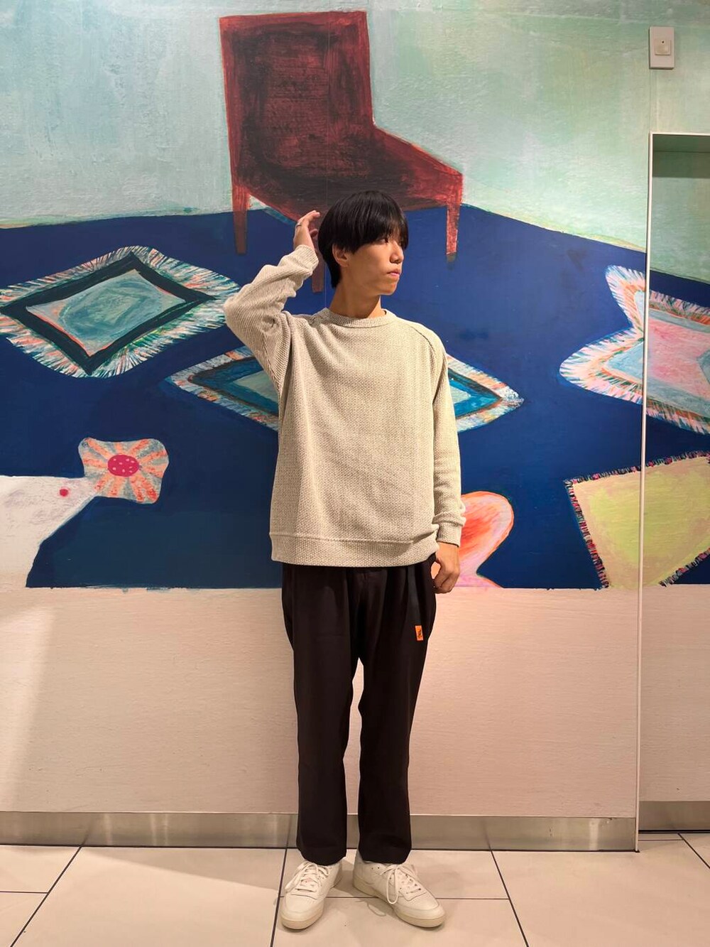 ブラウン系のその他パンツ、ベージュ系のTシャツ/カットソー、ホワイト系のスニーカーを着用したメンズの秋コーディネートの2枚目の写真