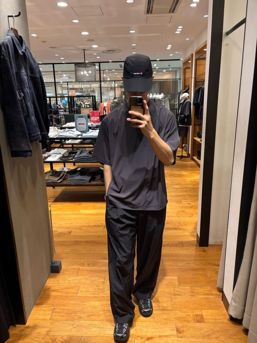 グレー系のTシャツ/カットソー、ブラック系のその他パンツ、ブラック系のスニーカーを着用したメンズの夏コーディネートの2枚目の写真
