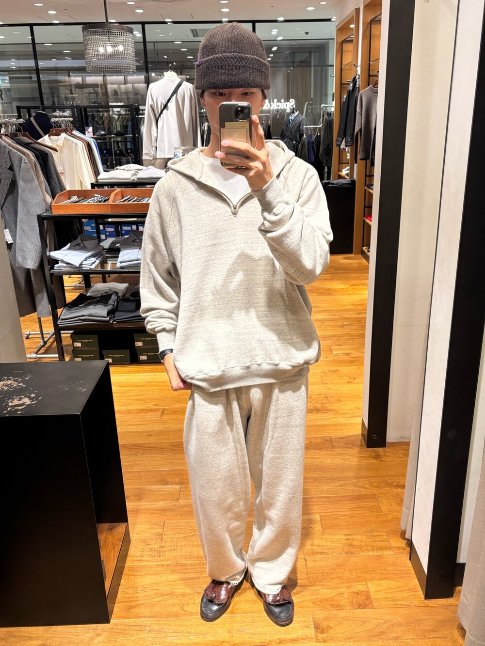 グレー系のパーカー、グレー系のその他パンツ、ブラウン系のニットキャップ/ビーニーを着用したメンズの秋コーディネートの2枚目の写真