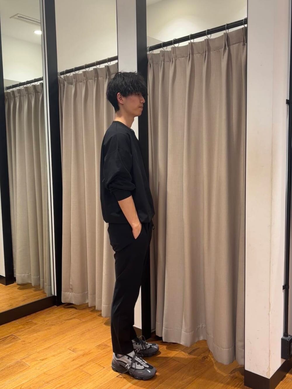 ブラック系のその他パンツ、グレー系のスニーカー、ブルー系のTシャツ/カットソーを着用したメンズの春コーディネートの4枚目の写真