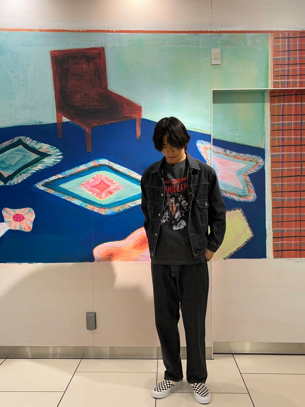 ブラック系のスニーカー、ブラック系のデニムパンツ、ブラック系のデニムジャケットを着用したメンズの夏コーディネートの3枚目の写真