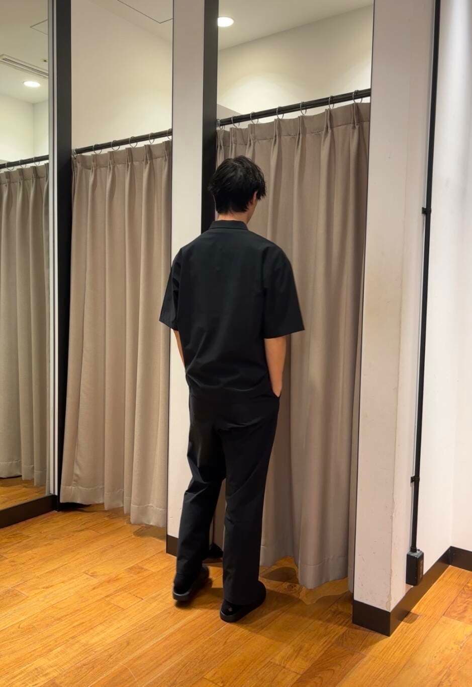 ブラック系のその他パンツ、ブラック系のポロシャツ、ブラック系のサンダルを着用したメンズの春コーディネートの6枚目の写真