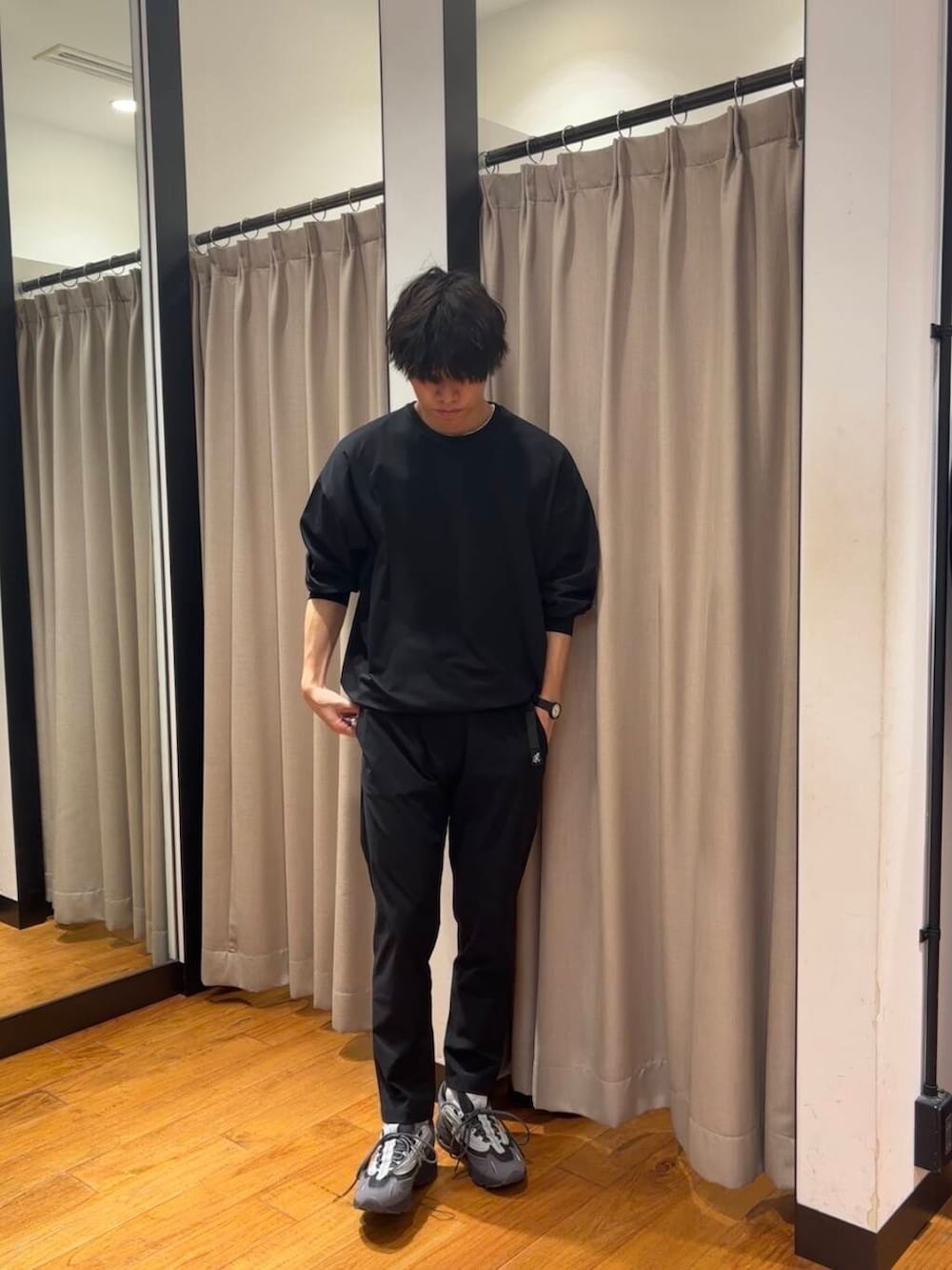 ブラック系のその他パンツ、グレー系のスニーカー、ブルー系のTシャツ/カットソーを着用したメンズの春コーディネートの5枚目の写真