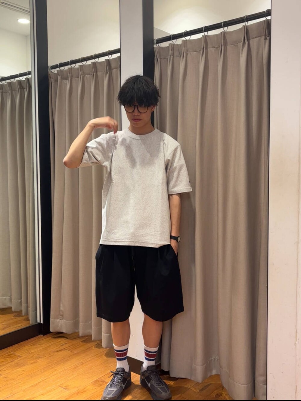 「休日コーデ、ショーツ、休日スタイル、大学生、20代、通学コーデ、大学生コーデ、細身、旅行コーデ、骨格ウェーブ、サマーショーツ、テーマパークコーデ、外遊びコーデ、ウェーブ×高身長」｜「URBAN RESEARCHのSHADE TECH SHORT PANTS（その他パンツ、ブルー系）」を使った、ハルさん（メンズ・183cm）の春コーディネートの3枚目の写真
